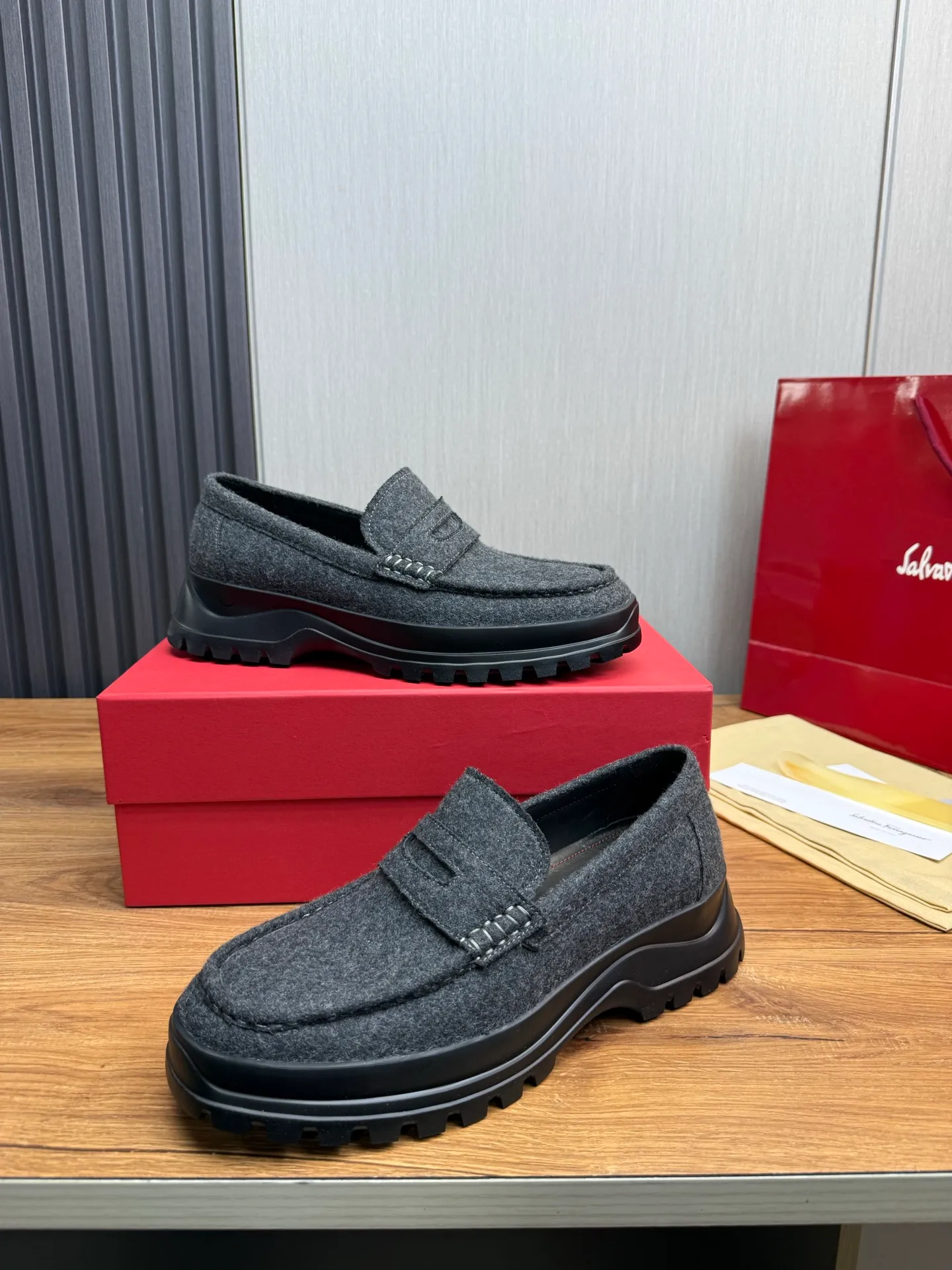 Men's shoes 💰880💰 Ferragamo. [Ferragamo] Men's Loaf leather shoes, the latest hot style, 1:1 original purchase quality, top quality, imported open-edge beaded cowhide leather on the upper, hand-made three-dimensional stitching highlights the round toe design, the inner feet are made of imported cowhide, with original wear-resistant rubber outsole, matching code 39-44, (38, 45 custom-made, non-refundable)